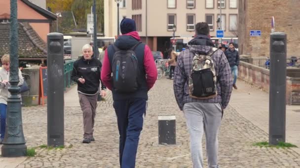 Δύο Φίλοι Περπάτημα Στους Δρόμους Της Πόλης Στρασβούργο Στην Ευρώπη — Αρχείο Βίντεο