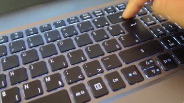 Sözcük silmek için istimal klavye laptop ve geri al tuşuna basarak kişi.