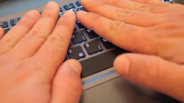 Sinirli ve öfkeli adam onun ofis ve eller ile dizüstü isabet klavye vurguladı.