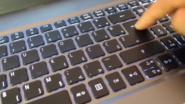 Mann Benutzt Seinen Männlich Drückt Eingabetaste Auf Seiner Tastatur — Stockvideo