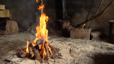 Alev yangın yangın yeri ülke tarafında. Izgara için hazırlanıyor.