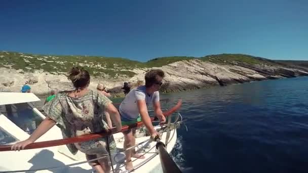 夫妇乘坐乘船在维斯岛南侧 克罗地亚 惊人的蓝色海洋和岩石海岸 — 图库视频影像