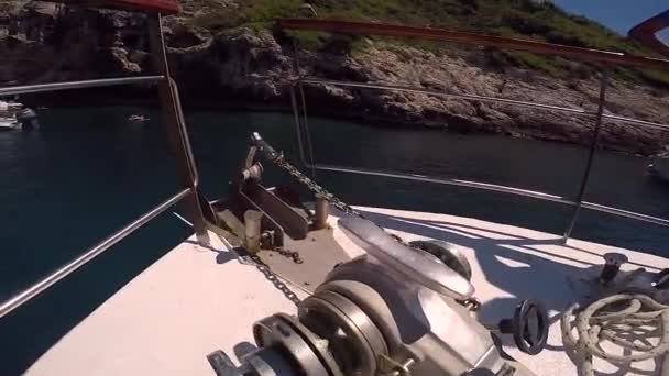 Ankkuri Vinssi Pudottamalla Ankkuri Keulasta Mereen — kuvapankkivideo