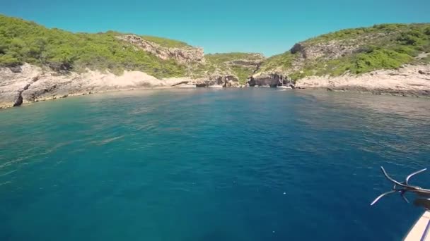 Barco Dirigindo Lado Sul Ilha Vis Croácia Frente Destino Viagem — Vídeo de Stock