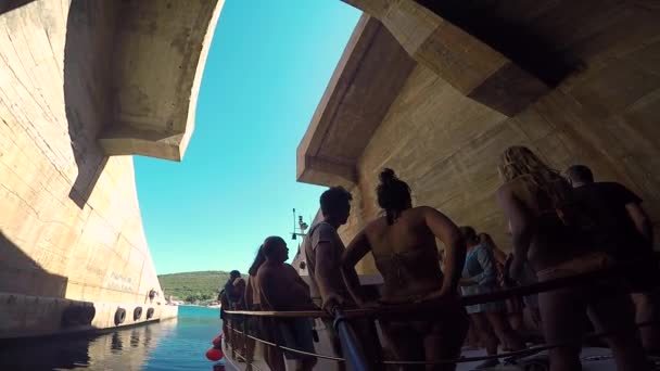 Barco Muelle Dentro Del Túnel Militar Abandonado Refugio Para Barcos — Vídeos de Stock