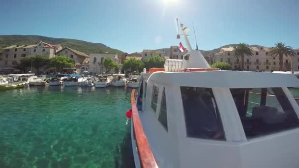 Barco Dejando Pequeño Lugar Komiza Isla Vis Croacia Hermosa Costa — Vídeo de stock