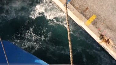 Yolcu feribotu motorları başlangıç ve deniz köpüğü bir ip üzerinde bağlantı noktası oluşturma.