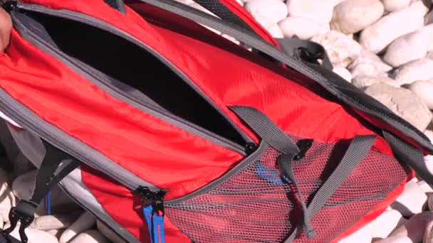 Roter Rucksack Zeitlupe Schließen Vorbereitung Auf Neue Reisemöglichkeit — Stockvideo