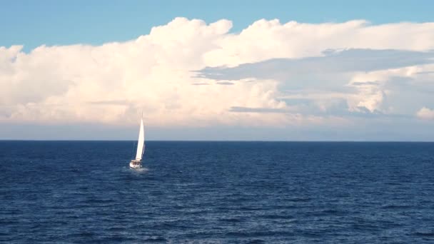 Imágenes Cámara Lenta Del Velero Navegando Hacia Las Nubes — Vídeo de stock