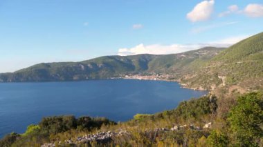 Pastoral Hırvat küçük kasaba Komiza şaşırtıcı görünümü.