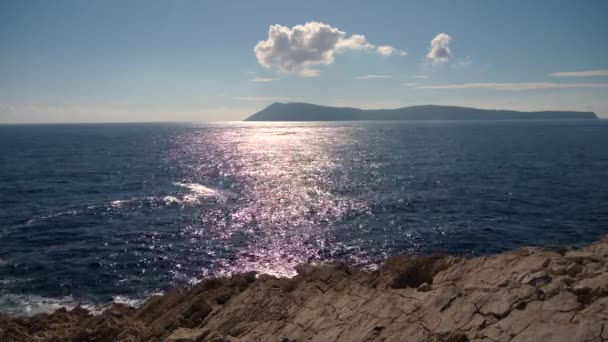 Stående Stranden Och Titta Och Fantastisk Blå Ocean Med Reflektion — Stockvideo