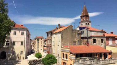 Seyahat Hırvatistan. Dalmaçya bölgesindeki Zadar kasabasının görünümü.
