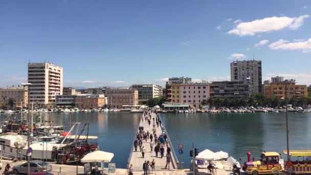 Menschen Auf Einer Brücke Der Stadt Zadar Kroatien Zeitraffer Aufnahmen — Stockvideo