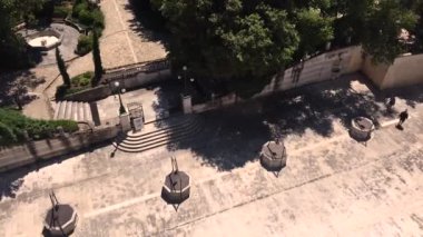 Dalmaçya bölgesindeki tarihi Zadar kasabasında kuleden 5 kuyu meydanına bak. Seyahat Hırvatistan.