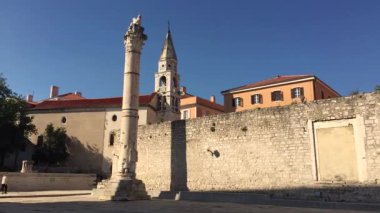 Hırvatistan'ın Zadar kasabasında sütunların gölgesi Zaman Atlamalı.