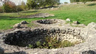 Yerdeki iki büyük eski kuyunun görüntülerini kapatın. Hırvatistan'ın Imotski yakınlarındaki Cista provo'sundaki Criljivica'nın güneyinde Orta Çağ'dan veya daha öncesine ait yedi büyük eski kuyu bulunmaktadır..