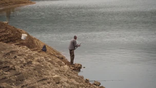 Pescador Pescando Junto Lago Prolosko Croacia — Vídeos de Stock