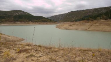 Hırvatistan 'ın İmotski kenti yakınlarındaki Gracac kasabasındaki Ricice Gölü' nün muhteşem manzarası. Açık hava cennet manzarası.