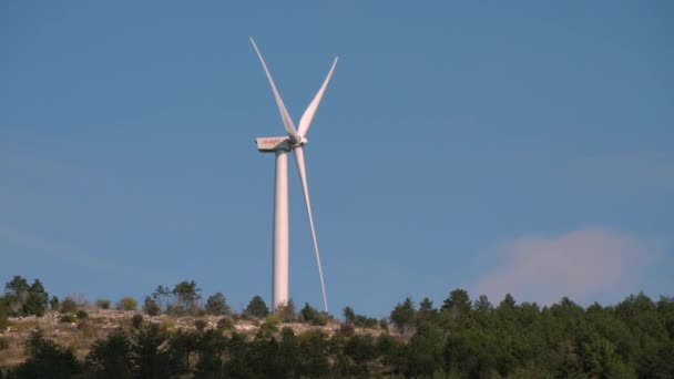 Turbina Eólica Topo Colina Acima Cista Provo Croácia — Vídeo de Stock