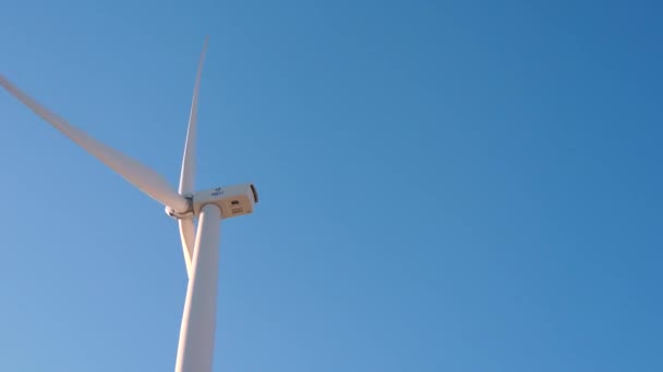 Turbina Eólica Girando Produciendo Energía Parque Eólico Eléctrico — Vídeo de stock