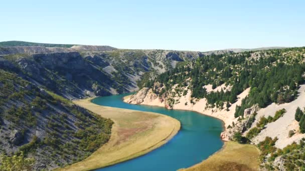 美しいZrmannja峡谷の眺め 青い川と緑の環境 — ストック動画