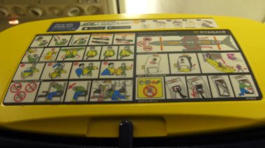 Uçaktaki uçak koltuğunun arkasındaki güvenlik talimatları görüntüsü..