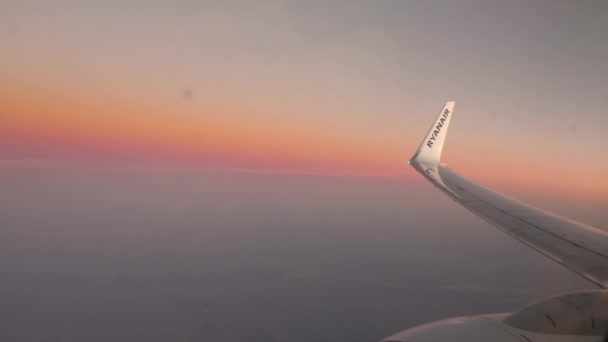 飛行機の翼を示す窓の座席からの映像と日没の背景 — ストック動画