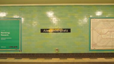 Berlin, Almanya 'da metro içindeki fayanslarda Alexanderplatz tabelasının büyük görüntülerini kapatın..