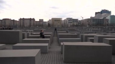 Berlin Anıtı 'nda öldürülen Yahudilere doğru yürüyen turistlerin görüntüleri.