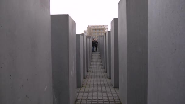 德国柏林大屠杀纪念馆内游客站立和行走的固定镜头 — 图库视频影像