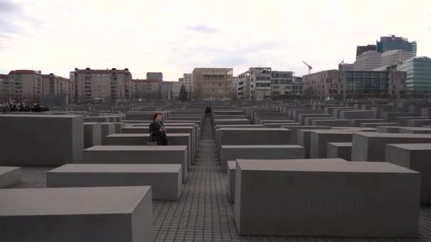 Berlin Anıtı Nda Öldürülen Yahudilere Doğru Yürüyen Turistlerin Görüntüleri — Stok video