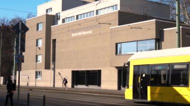 Gedenksttte Berliner Mauer, Berlin Duvarı anıtı ve sarı tramvay geçiyor..