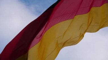 Rüzgardaki Alman bayrağının yavaş çekim görüntülerini kapat.