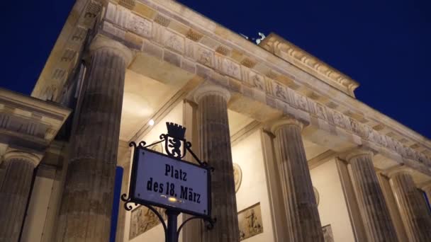 ドイツの首都ベルリンからの夜の映像 ブランデンブルク門 — ストック動画
