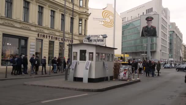 Footage Center Berlin Checkpoint Charlie Berlin Wall Crossing Point People — Stock Video