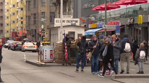 チェックポイントに立つ観光客のスローモーション映像チャーリー ベルリンの壁の交差点 — ストック動画