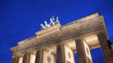 Brandenburg 'un Almanya Kapısı' nın tepesindeki heykelin görüntülerini kapatın..