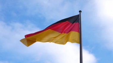 Brandenburg Kapısı Berlin 'in altında yürüyen bir kadının gece görüntüleri..