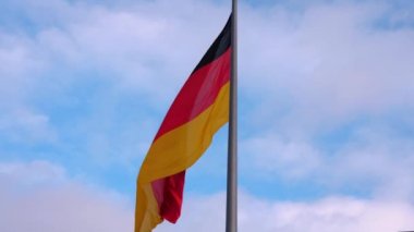 Brandenburg Kapısı Berlin 'in altında yürüyen bir kadının gece görüntüleri..