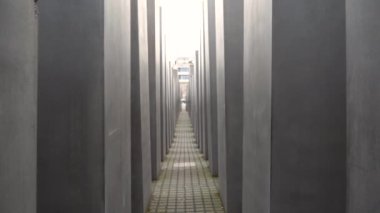 Brandenburg Kapısı Berlin 'in altında yürüyen bir kadının gece görüntüleri..