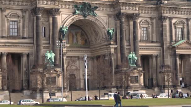 Filmagem Pessoas Andando Frente Berliner Dome Berlim Alemanha — Vídeo de Stock