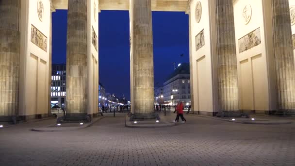 Night Footage Female Walking Brandenburg Gate Germany Berlin — ストック動画