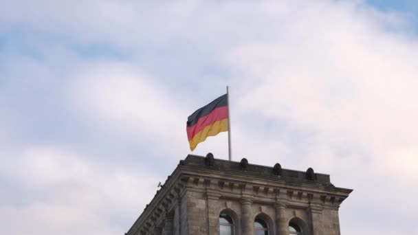 Нічні Кадри Жіночої Ходьби Під Бранденбурзькими Воротами Німеччини Берлін — стокове відео