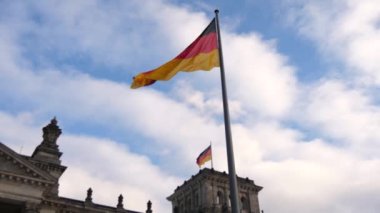 Almanya 'da Reichstag Berlin' in çatısında Alman bayrağının görüntüsü.