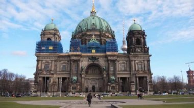 Berlin Almanya 'daki Berliner Dom' un ön görüntüsü.
