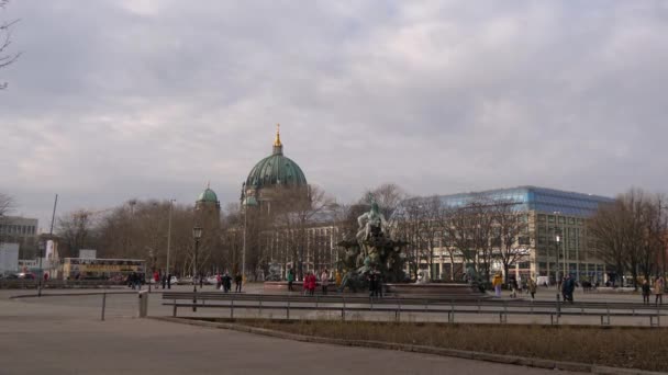 Night Footage Female Walking Brandenburg Gate Germany Berlin — ストック動画