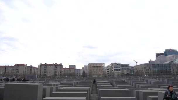 Filmagem Noturna Mulheres Caminhando Sob Brandenburg Gate Alemanha Berlim — Vídeo de Stock