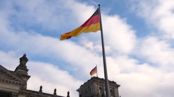 Видеозапись Немецкого Флага Крыше Рейхстага Берлин Германии — стоковое видео