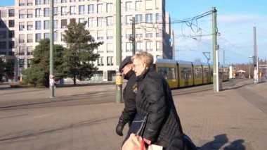 Brandenburg Kapısı Berlin 'in altında yürüyen bir kadının gece görüntüleri..