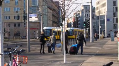 Brandenburg Kapısı Berlin 'in altında yürüyen bir kadının gece görüntüleri..
